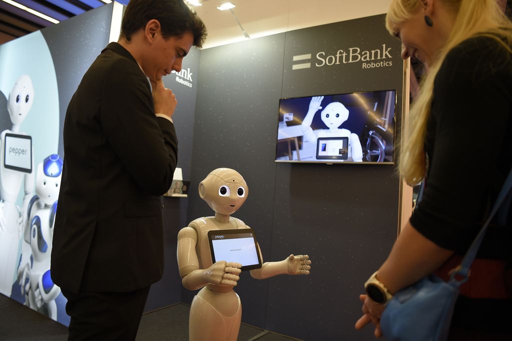&nbsp;Il robot Pepper interagisce con i partecipanti al Mobile World Congress di Barcellona