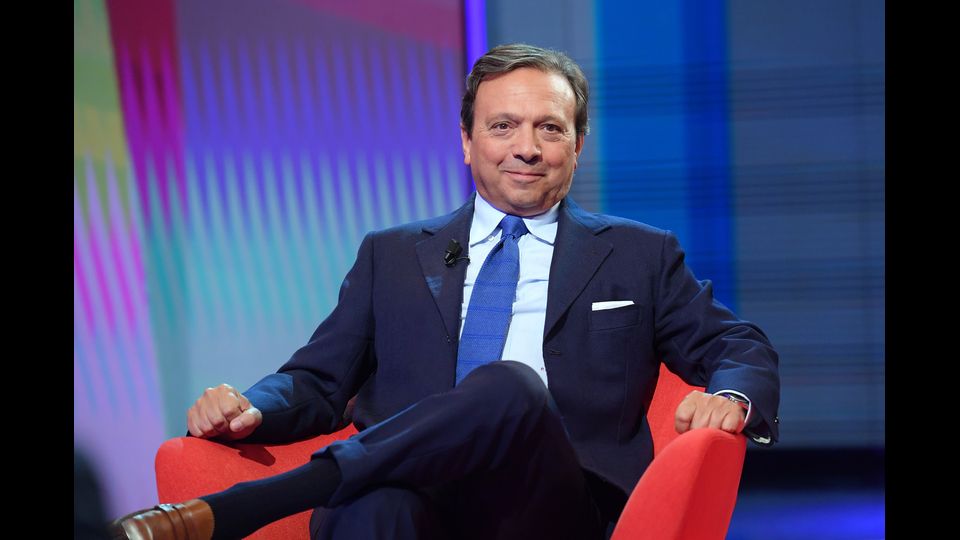 Piero Chiambretti: Nel 2003 il presentatore lascia definitivamente la Rai per approdare in pianta stabile a La7, rete in cui nella stagione 2004-2005 presenta il programma che lo consacra su La7: &quot;Markette&quot;, un show di seconda serata fatto di finte marchette. A contribuire al lancio &egrave; anche la presenza fissa della prima edizione, Nino Frassica. Chiambretti domina la seconda serata fino al 2008 quando lascer&agrave; Markette per approdare a Mediaset.