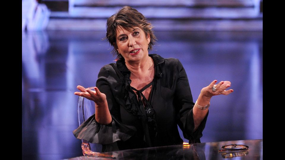 Serena Dandini: Nell'estate del 2011 anche il volto di &quot;Parla con me&quot; divorzia da Rai e avvia le trattative con La7. Le affidano &quot;The show must go on&quot;, che va in onda il sabato sera. Ma il programma non esalta i telespettatori. La Dandini torna in Rai nel 2014, ma questa volta si cimenta ai microfoni di Radio2 con il programma #staiserena.