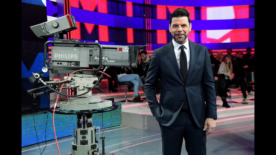 Salvo Sottile: Dopo quattro anni alla conduzione dei &quot;Quarto grado&quot;, l'8 luglio del 2013 Salvo Sottile ufficializza con un tweet il suo passaggio a La7 dove condurr&agrave; &quot;Linea Gialla&quot;. Vi rester&agrave; per circa due anni. Poi, il passaggio in Rai per affiancare Eleonora Daniele in &quot;Estate in diretta&quot;.