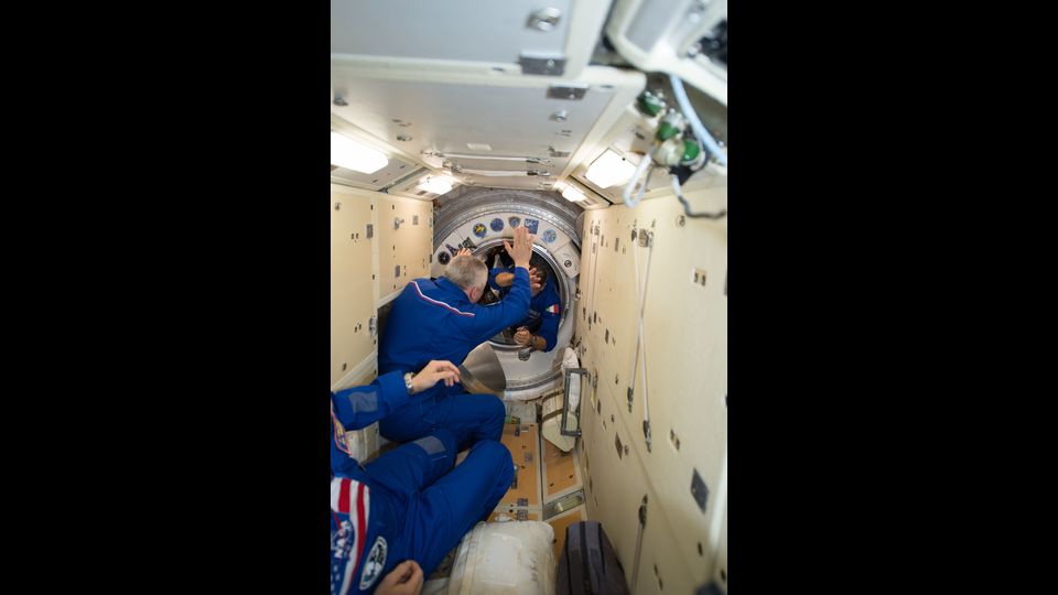 La giornata sua giornata di lavoro in orbita &egrave; un po' particolare: come ha raccontato a La Stampa, si effettuano 16 giri intorno alla Terra e &quot;cos&igrave; si vedono albe e tramonti che si alternano per 16 volte in 24 ore&quot;.&nbsp;