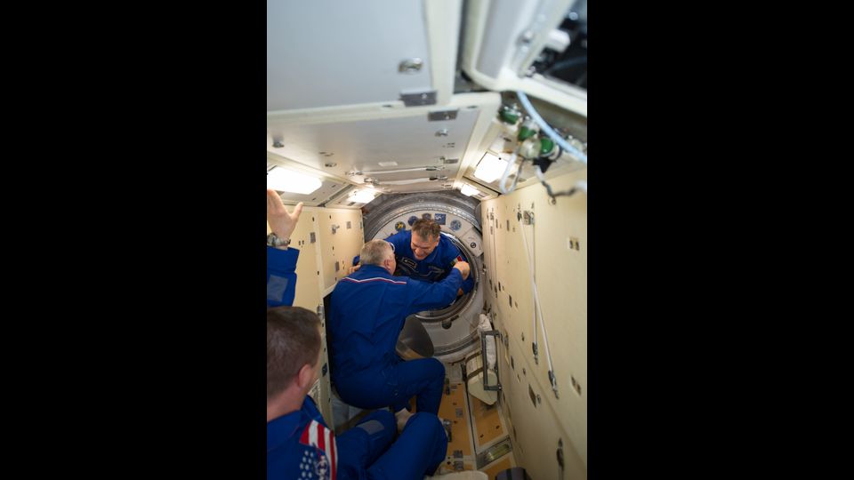 &nbsp;Le sue giornate cominciano alle 6, dopo otto ore di sonno, con un orologio sincronizzato sull&rsquo;ora di Londra, sul tempo universale di Greenwich. Dopo una riunione con la Terra, alle otto l'equipaggio si riunisce ancora per fare il punto della situazione e programmare le attivit&agrave;. La maggior parte di questi sono esperimenti scientifici. Alle 10 invece &egrave; il momento dell'attivit&agrave; fisica: due ore per compensare la scarsa fatica che &egrave; richiesta al corpo per muoversi in assenza di gravit&agrave;. E poi comincia la vera giornata lavorativa, che si conclude alle 19 circa, tutti i giorni.