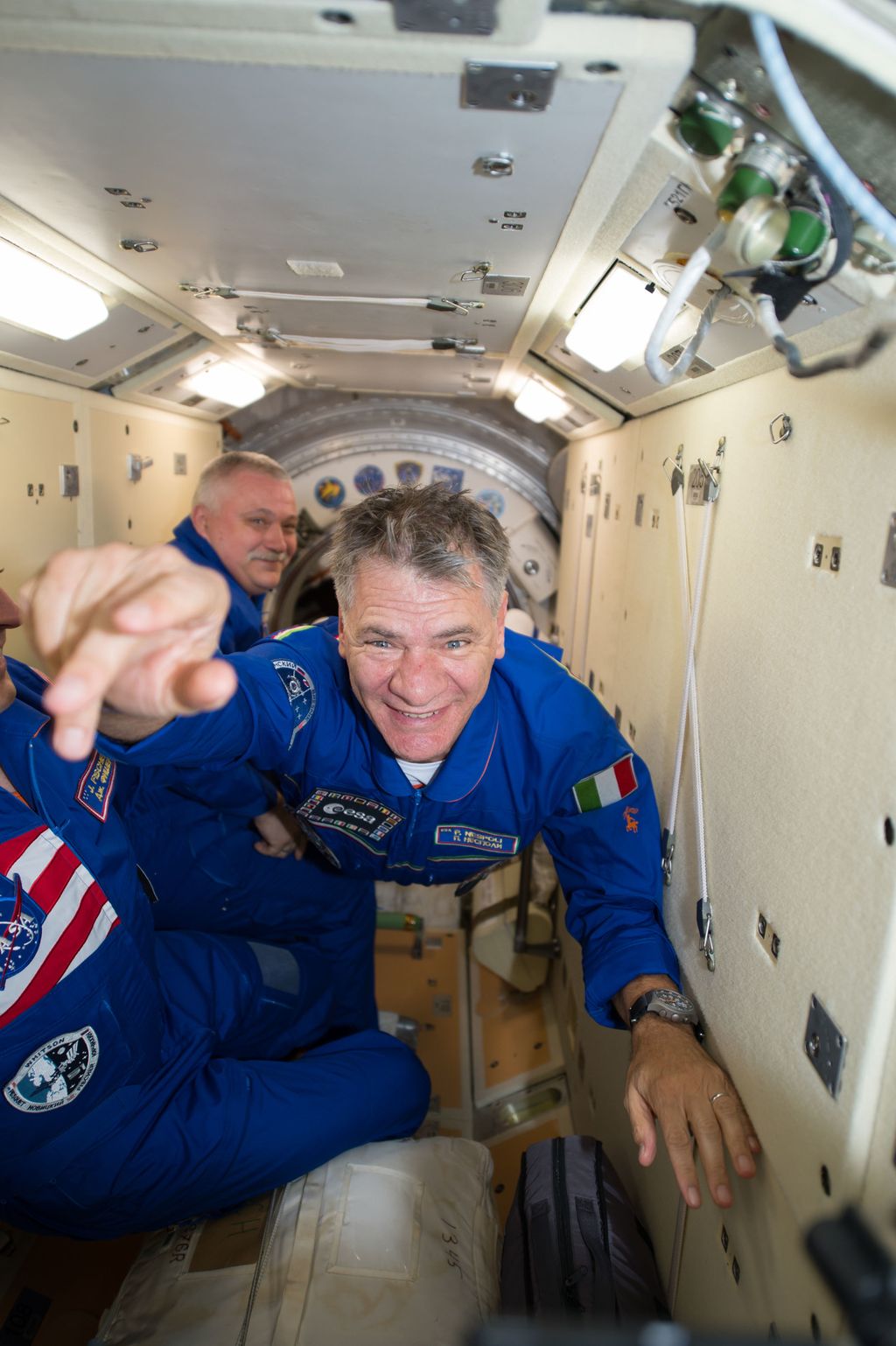 &nbsp;Paolo Nespoli, ritratto di un uomo felice in un interno. Spaziale