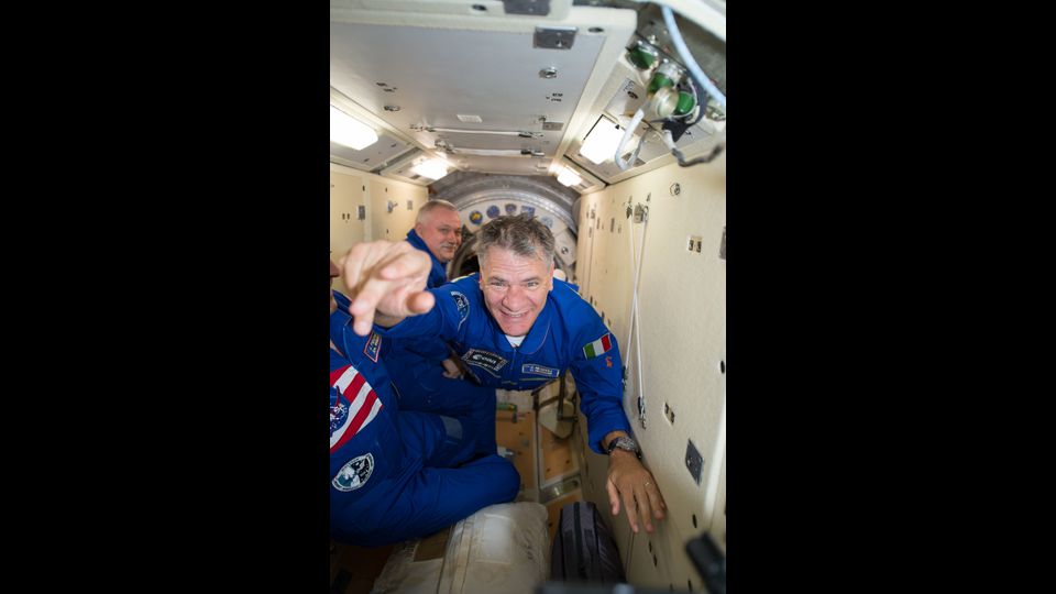 &quot;Nespoli &egrave; stato il primo a twittare dalla Iss&quot;, spiega il Sole 24 Ore, &quot;ma ora c&rsquo;&egrave; anche la nuova app, Spac 3, con la quale &egrave; atterrato sugli smartphone di tutto il mondo. La app consente di creare un&rsquo;opera d&rsquo;arte collettiva utilizzando le foto scattate dallo spazio e dalla Terra, unite in un photoshop ispirato al simbolo della missione Vita, Il Terzo Paradiso dell&rsquo;artista Michelangelo Pistoletto.&nbsp;