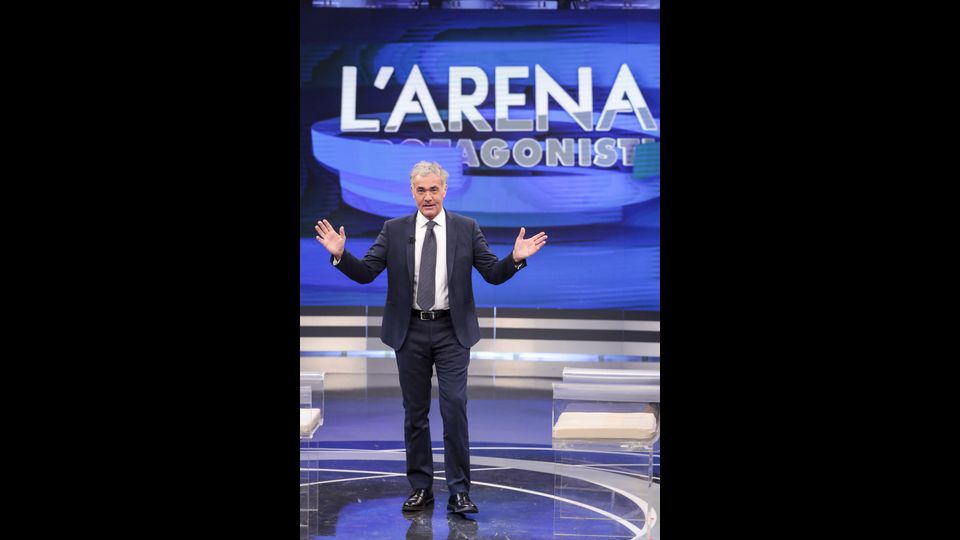 Dopo settimane di indiscrezioni, ora &egrave; ufficiale: Massimo Giletti lascia la Rai ed entra a tutti gli effetti nella scuderia di La7 dell'editore Urbano Cairo. All'ex conduttore de &quot;L'Arena&quot;, chiuso bruscamente dai vertici di Viale Mazzini, &quot;sar&agrave; affidato un programma gi&agrave; a partite dall'autunno&quot;, ha spiegato Cairo in un comunicato stampa. Giletti &eacute; l'ultimo di una lunga lista di nomi noti, star della tv e campioni di share, che sono approdati a La7 dopo aver detto addio alle grandi emittenti Rai e Mediaset. E che hanno cos&igrave; contribuito al cambio di pelle del gruppo di Cairo nato come tv per giovani - l'ex TMC - e oggi terzo polo televisivo per quanto riguarda l'informazione, gli approfondimenti e l'intrattenimento. Nella lista non compare Enrico Mentana, nome forse pi&ugrave; altisonante del palinsesto, ma solo perch&eacute; il giornalista &egrave; arrivato alla conduzione del Tg di La7 dopo sei anni dalle dimissioni dal Tg5.