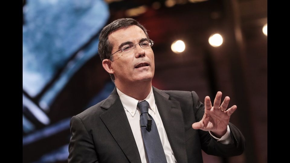 Giovanni Floris: Nel luglio 2014 la scuderia Rai perde un altro pezzo da 90: Giovanni Floris, che dopo 12 anni dice addio a Viale Mazzini e al suo &quot;Ballar&ograve;&quot;. Floris firma un contratto robusto - si parla di di 4 milioni di euro in tre anni - con La7 per la conduzione di &quot;DiMarted&igrave;&quot;, sulla falsariga di &quot;Ballar&ograve;&quot;.