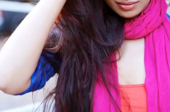 E&rsquo; indiana, ha 30 anni ed &egrave; bella. Molto. Avrebbe potuto fare la modella, ma lei sin da piccola &egrave; abituata &ndash; letteralmente - a volare alto, e oggi Anny Divya, &egrave; la pi&ugrave; giovane pilota donna di Boeing 777. Da 10 anni nel gruppo Air India, da qualche tempo Divya siede in modo stabile in cabina pilotaggio. Nata a Vijayawada nel sud dell&rsquo;India, a soli 17 anni viene accettata dalla scuola di volo e si trasferisce in Uttar Pradesh. &ldquo;Nessuno di quelli che conoscevo aveva la bench&eacute; minima esperienza di pilotaggio n&eacute; tantomeno una conoscenza base&rdquo;, ha raccontato alla Cnn. &ldquo;Non avevo alcuna guida, ma volevo solo volare&rdquo;. Divya assicura di amare &quot;qualsiasi parte del mio lavoro: viaggiare, indossare l&rsquo;uniforme. Decolliamo ogni giorno da un aeroporto e atterriamo in un altro. Non &egrave; mai monotono, &egrave; molto avventuroso&rdquo; . &nbsp;