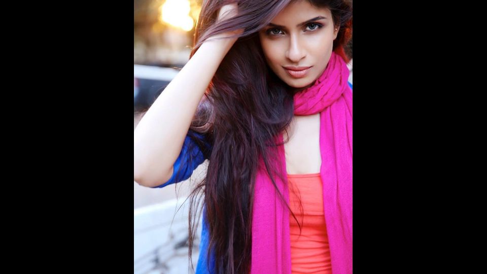 E&rsquo; indiana, ha 30 anni ed &egrave; bella. Molto. Avrebbe potuto fare la modella, ma lei sin da piccola &egrave; abituata &ndash; letteralmente - a volare alto, e oggi Anny Divya, &egrave; la pi&ugrave; giovane pilota donna di Boeing 777. Da 10 anni nel gruppo Air India, da qualche tempo Divya siede in modo stabile in cabina pilotaggio. Nata a Vijayawada nel sud dell&rsquo;India, a soli 17 anni viene accettata dalla scuola di volo e si trasferisce in Uttar Pradesh. &ldquo;Nessuno di quelli che conoscevo aveva la bench&eacute; minima esperienza di pilotaggio n&eacute; tantomeno una conoscenza base&rdquo;, ha raccontato alla Cnn. &ldquo;Non avevo alcuna guida, ma volevo solo volare&rdquo;. Divya assicura di amare &quot;qualsiasi parte del mio lavoro: viaggiare, indossare l&rsquo;uniforme. Decolliamo ogni giorno da un aeroporto e atterriamo in un altro. Non &egrave; mai monotono, &egrave; molto avventuroso&rdquo; . &nbsp;