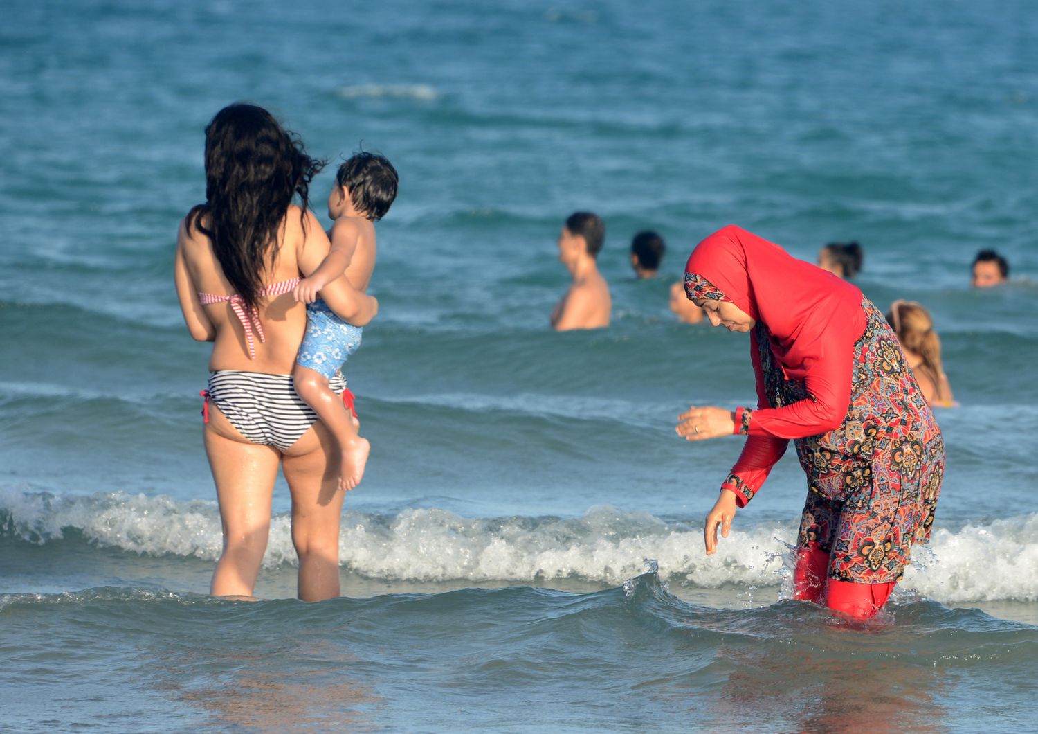 Divampa la seconda guerra del burkini&nbsp;a colpi di divieti e contro-divieti