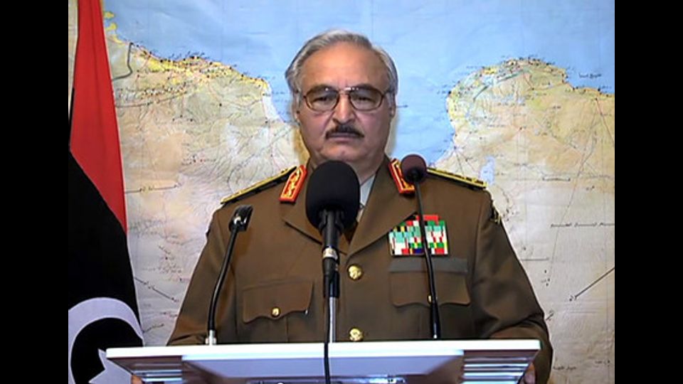 Per alcuni anni &egrave; stato considerato il nuovo Gheddafi. 74 anni, il generale Khaifa Haftar di Gheddafi ricorda molto: le ambizioni, la bravura come stratega. Ma soprattutto di Gheddafi &egrave; stato un amico e fedele servitore. L&rsquo;occidente lo ha incoronato per la sua capacit&agrave; di liberare la Libia dall&rsquo;Isis. E in una situazione piombata nel caos dopo &nbsp;la caduta di Gheddafi, qualcuno che lo ricordi, in qualche modo, &egrave; quasi auspicabile.&nbsp;