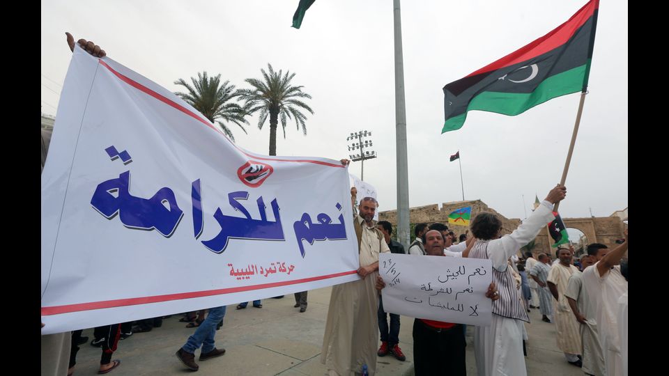 Come ricorda The Post Internazionale, Haftar intraprese la carriera militare e si diplom&ograve; all&rsquo;Accademia di Bengasi. Poi, prosegu&igrave; i sui studi in tattica militare in Egitto e Unione Sovietica. Il suo primo passo da giovane ufficiale fu schierarsi con Muammar Gheddafi nel golpe che lo port&ograve; al potere nel 1969. &nbsp;