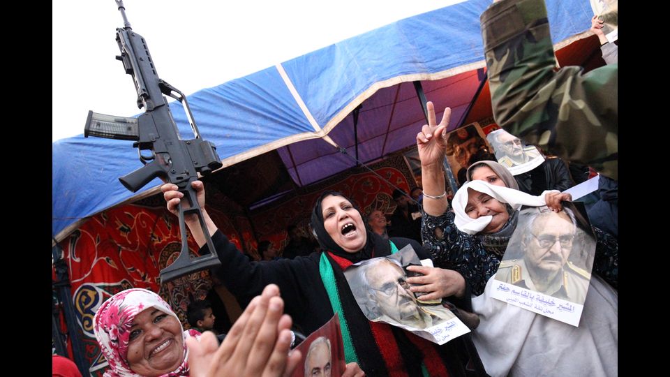 &nbsp;Nel 1986 il colonnello Haftar guid&ograve; le truppe libiche nell&rsquo;offensiva contro il Ciad. Il Ciad per&ograve; era finanziato e sostenuto dalla Francia. E Haftar fu sconfitto e abbandonato da Gheddagi che lo destitu&igrave; e ne chiese il processo. Haftar scapp&ograve; in Zaire. E nel 1990 negli Usa, in Virginia, in una piccola citt&agrave; vicino Washington.&nbsp;