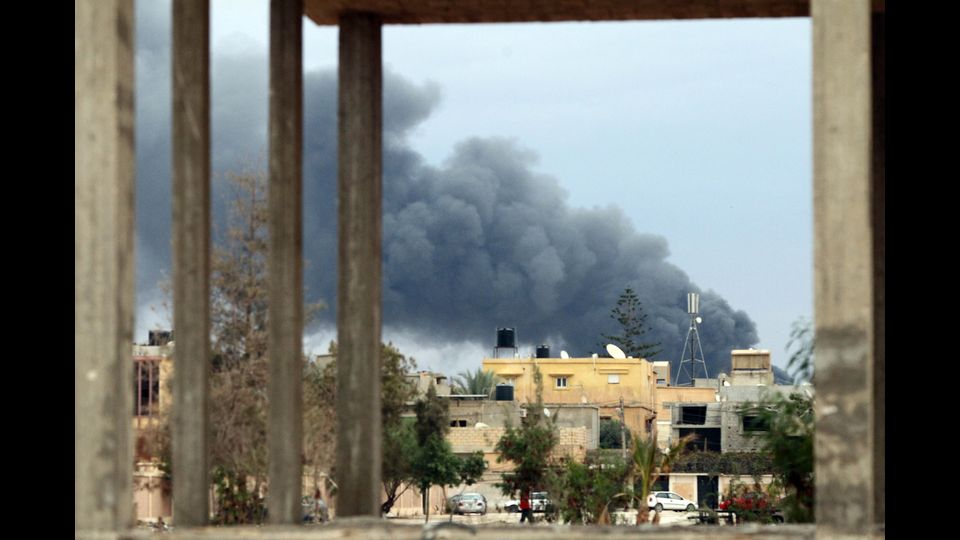 &nbsp;Molti pensano che ci sia il suo zampino nel colpo di stato che nel 1996 fu architettato dalla Cia per destituire Gheddafi. Il golpe fall&igrave;. Gheddafi lo condann&ograve; a morte. Haftare rimase in Virginia per altri 10 anni, fino a quando nel 2011 Gheddafi fu destituito. Da l&igrave; a breve nel 2014 sarebbe arrivato il momento di tornare.&nbsp;