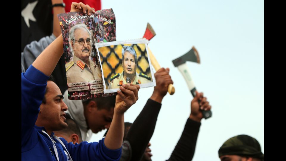 &nbsp;Limes sottolinea per&ograve; che il caos del post Gheddafi per&ograve; era ben pi&ugrave; grande di quello che gli Stati Uniti avevano immaginato. La Libia si &egrave; spacc&ograve; in decine di gruppi diversi su base religiosa, tribale e geografica. Haftar torna in Libia. Ottiene lo scioglimento del Congresso generale nazionale, dominato dagli islamisti. Lascia l&rsquo;operazione dignit&agrave;, con l&rsquo;appoggio dell&rsquo;Egitto, un golpe per prendersi la Libia che per&ograve; fallisce. Per&ograve; l&rsquo;Occidente si accorge di lui, laico, militare, unica speranza forse contro l&rsquo;Isis.&nbsp;