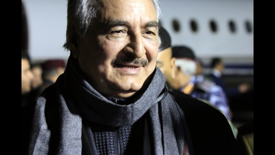 &nbsp;A marzo del 2015, il parlamento di Tobruk ha nominato Haftar a capo dell&rsquo;Esercito nazionale libico. Fino alla fine del 2015 sembrava che l&rsquo;Occidente (e l&rsquo;Europa in particolare) avrebbe puntato su di lui per il futuro della Libia.&nbsp;