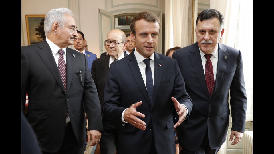Mentre Haftare &egrave; a Tobruk e finora ha avuto un riconoscimento internazionale dalla Francia di Macron con il vertice di Parigi, in parte dalla Russia. Sul piatto ci sono, oltre alla stabilit&agrave; dell&rsquo;area e la possibilit&agrave; di un controllo maggiore delle coste per prevenire gli sbarchi di clandestini, le ricchezze petrolifere di cui la Libia &egrave; piena.&nbsp;