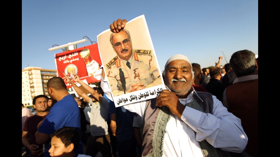 &nbsp;Invece a mettersi di traverso alle sue ambizioni, scrive Tpi, &egrave; stata proprio l&rsquo;Italia che &nbsp;ha convinto le Nazioni Unite ad appoggiare la propria soluzione: un governo tecnico, quello di Serraj. A Tripoli. L&rsquo;unico governo legittimato a livello internazionale dalle Nazioni Unite.&nbsp;