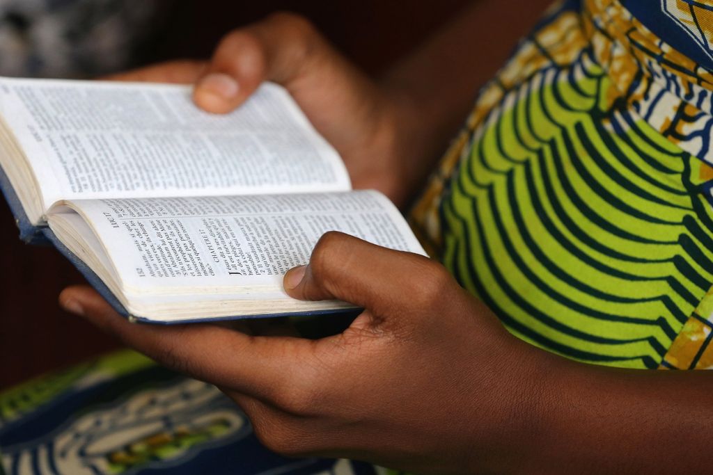 &nbsp;Una donna africana legge la bibbia