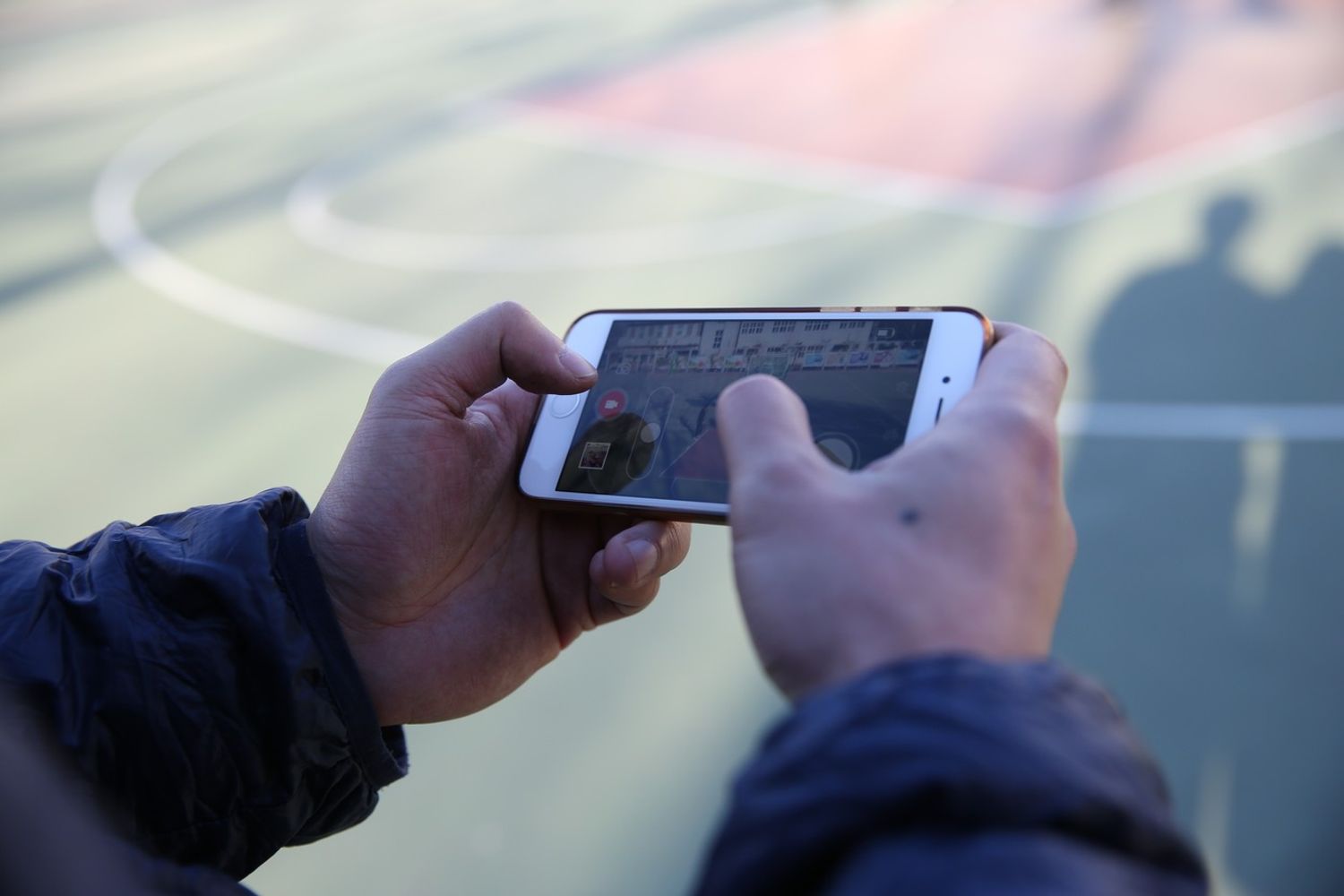 &nbsp;Meng Qiu Wang controlla una Hover Camera con uno smartphone