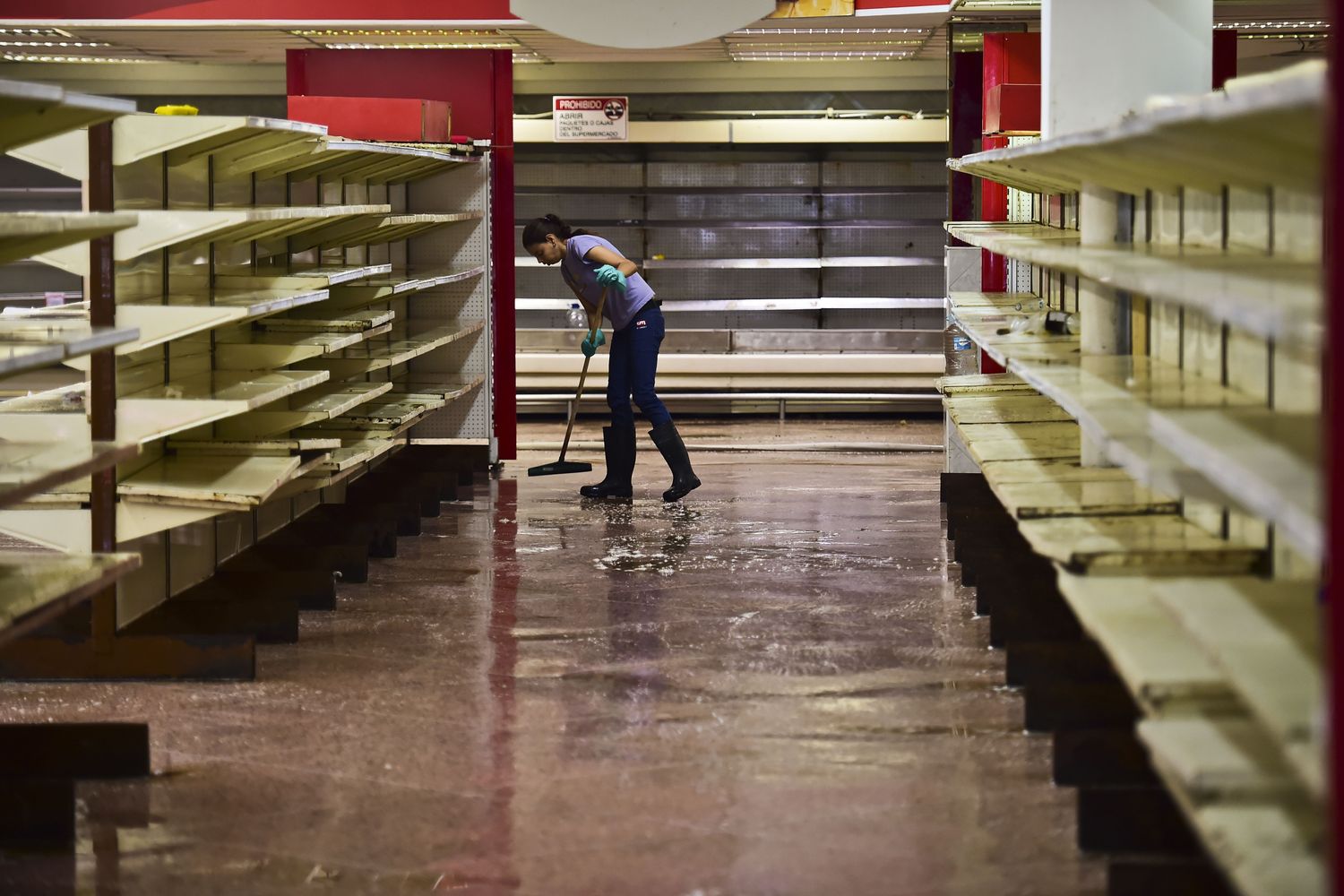 &nbsp;Gli scaffali vuoti di un supermercato venezuelano