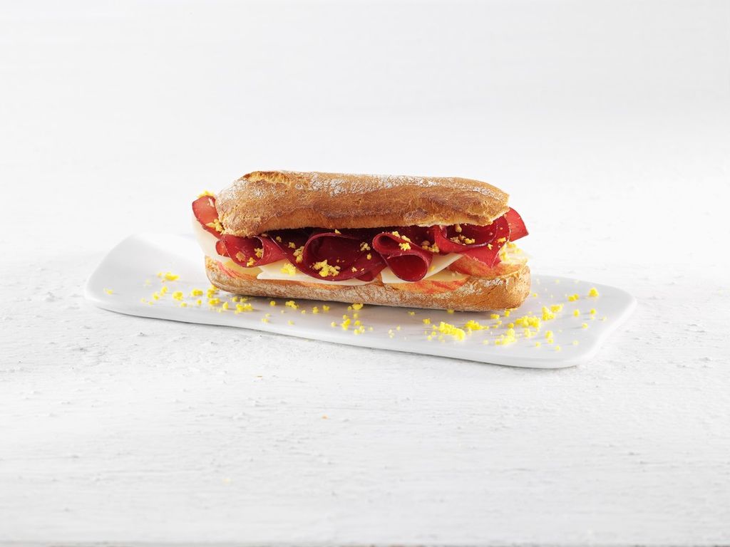 Panino bresaola, mela Rokit, asiago giovane e rosso d'uovo