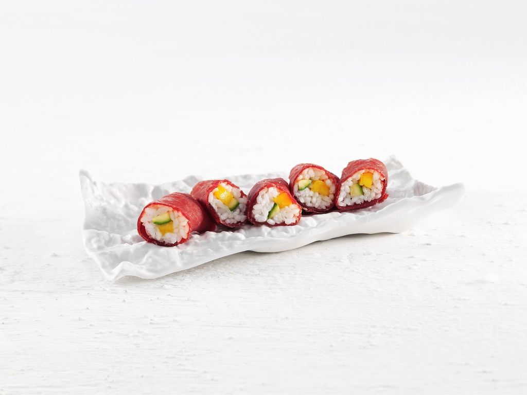 Sushi di bresaola, riso, bastoncini di zucchine e aceto di mele