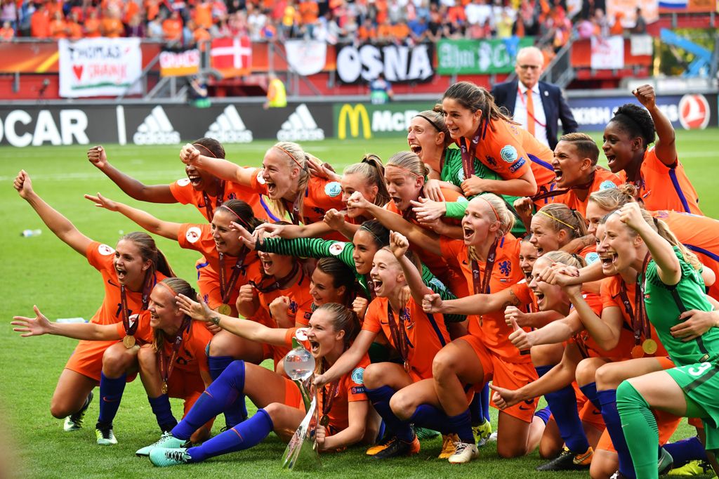 Le ragazze della nazionale olandese festeggiano la vittoria degli Europei di calcio femminile