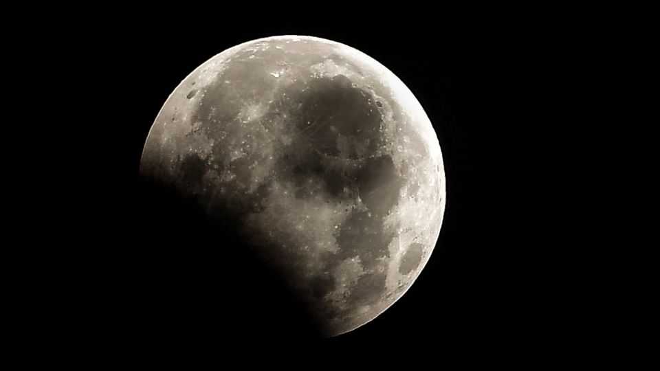 &nbsp;L'eclissi di luna sulla citt&agrave; di Guangzhou, in Cina