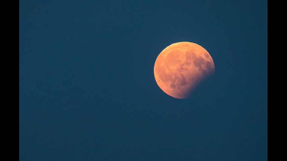 Scatti dell'eclissi lunare da Berlino