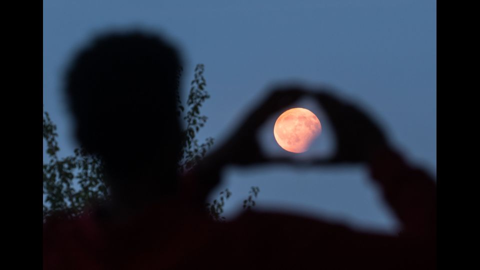 Scatti dell'eclissi lunare da Berlino