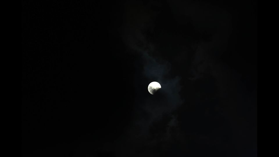 &nbsp;L'eclissi lunare parziale vista sopra la citt&agrave; di Gaza &nbsp;