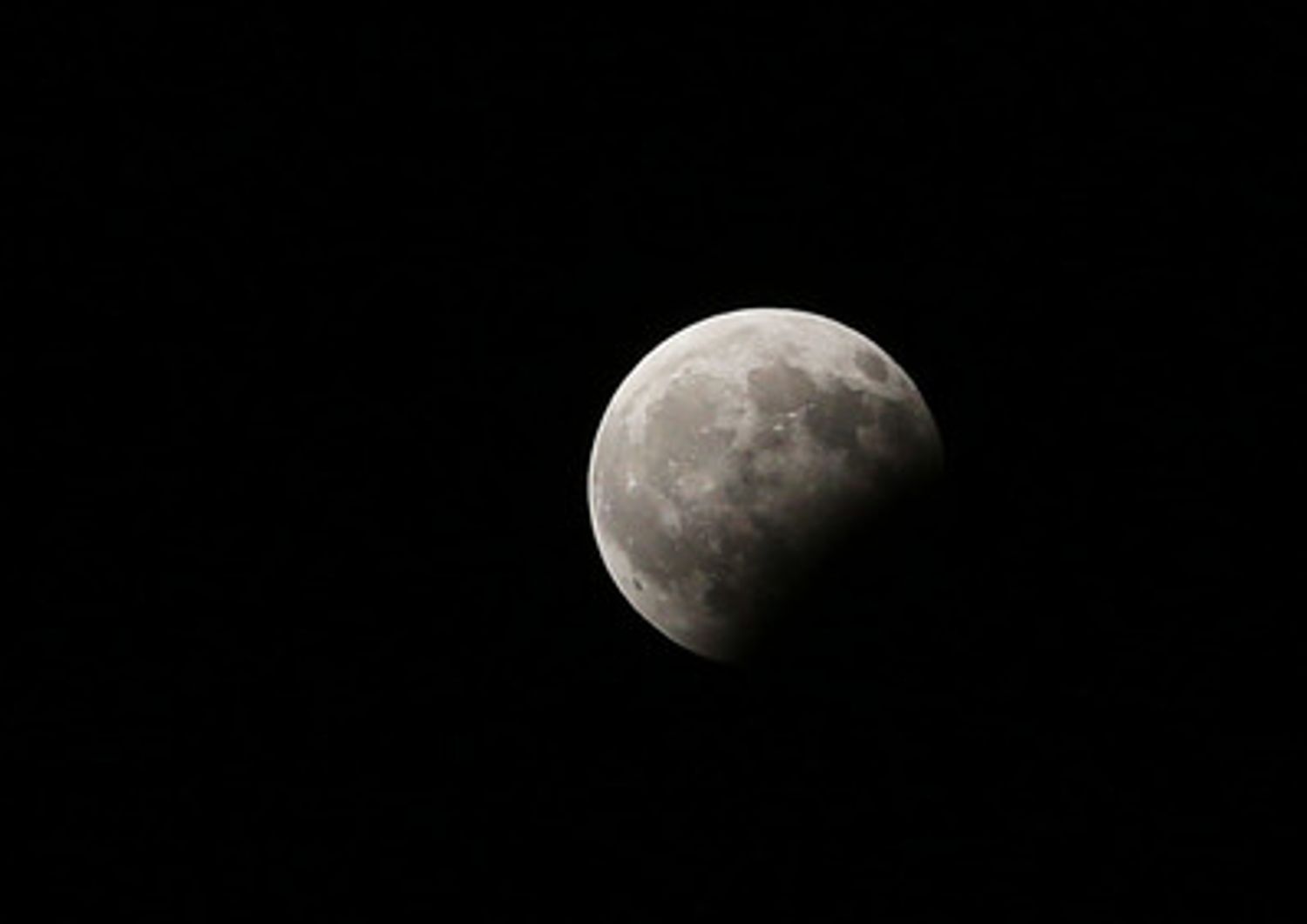 L'eclissi lunare parziale vista sopra la citt&agrave; di Gaza &nbsp;