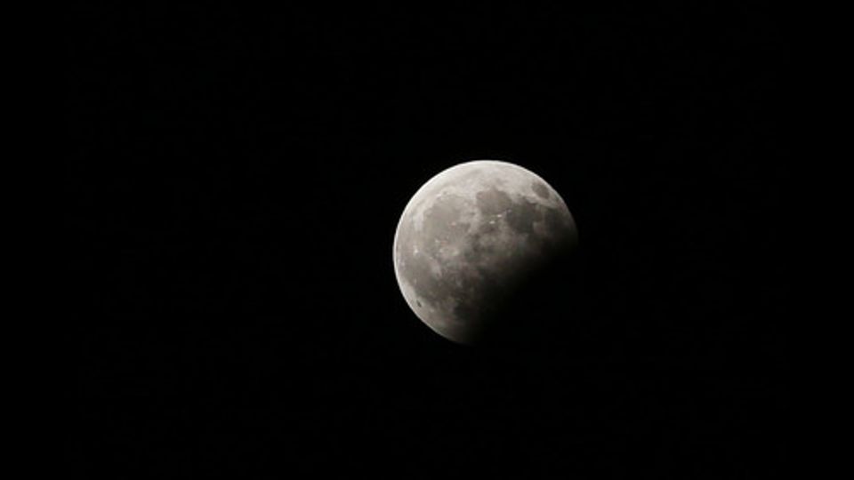 L'eclissi lunare parziale vista sopra la citt&agrave; di Gaza &nbsp;