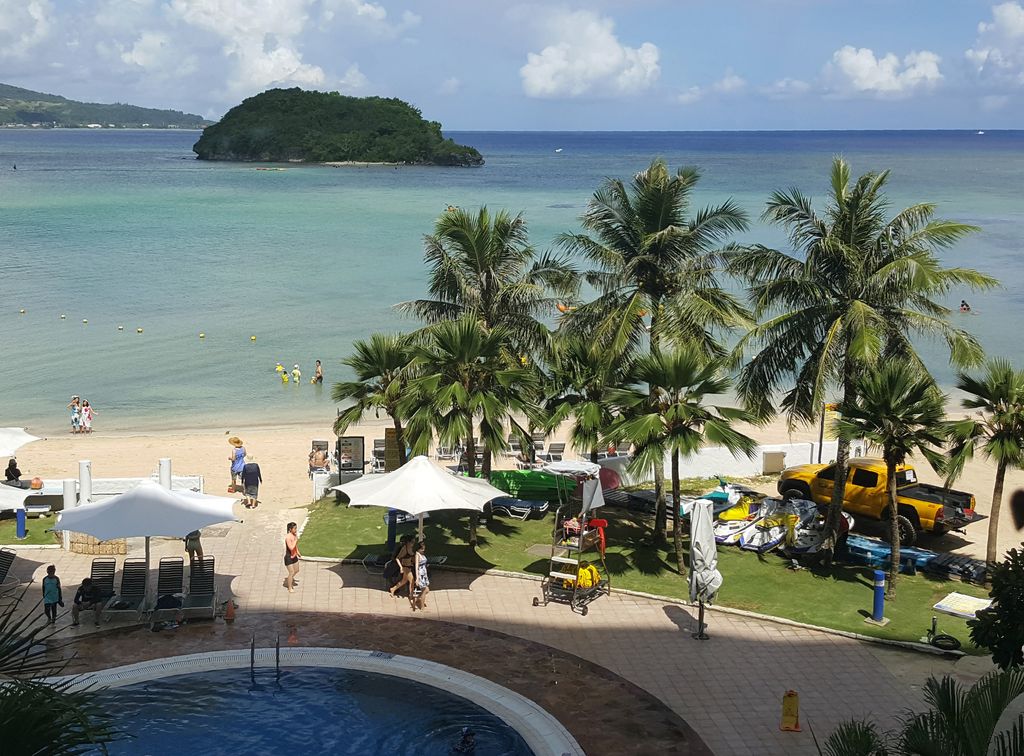 Turisti su una spiaggia nella capitale Hagatna di Guam &nbsp;