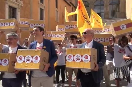 Atac, Radicali depositano firme in Campidoglio (foto da video Agf)