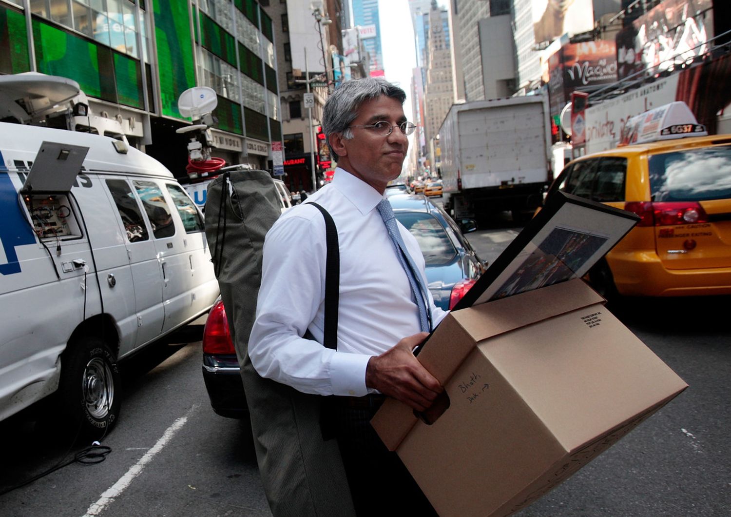 Un dipendente della Lehman Brothers lascia il quartier generale della compagnia