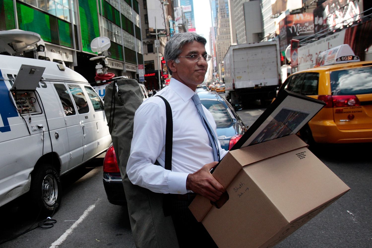 Un dipendente della Lehman Brothers lascia il quartier generale della compagnia