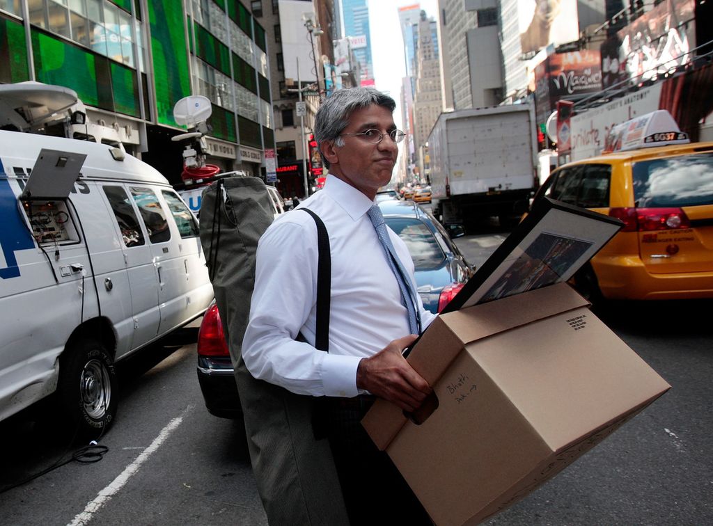 Un dipendente della Lehman Brothers lascia il quartier generale della compagnia