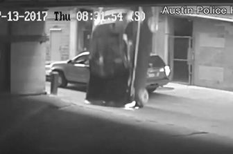 Auto precipita dal settimo piano