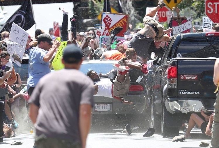 &nbsp;L'auto contro la folla a Charlottesville, Virginia