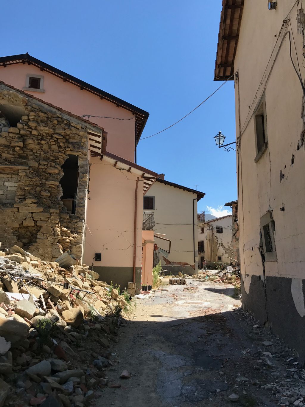 &nbsp;Borgo Retrosi (frazione di Amatrice), immagini del 2016