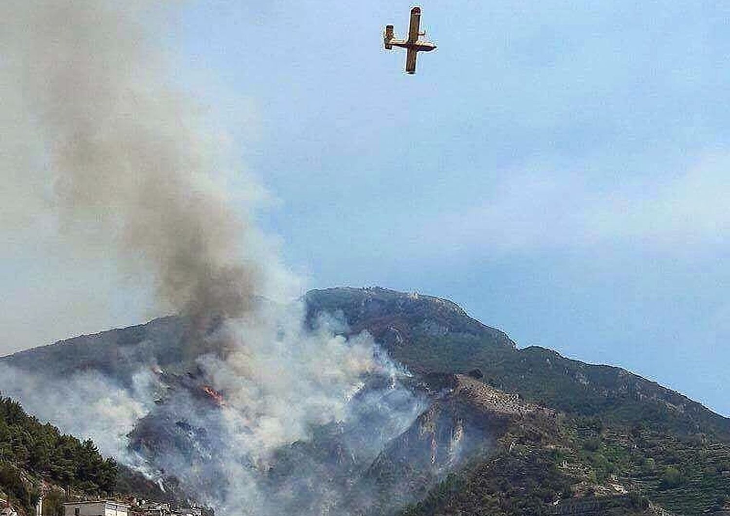 Incendio sulle colline di Maiori in Costiera amalfitana
