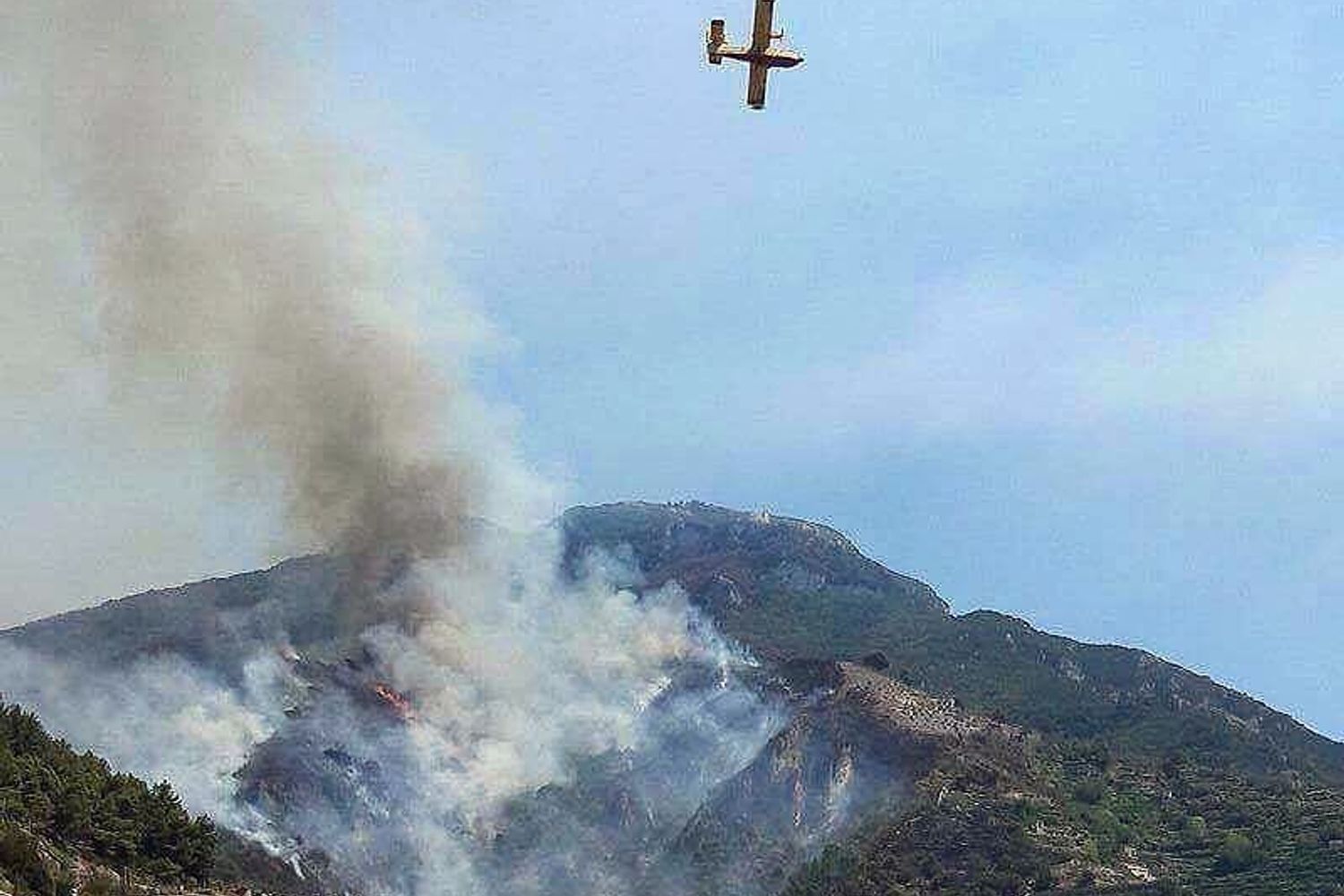 Incendio sulle colline di Maiori in Costiera amalfitana