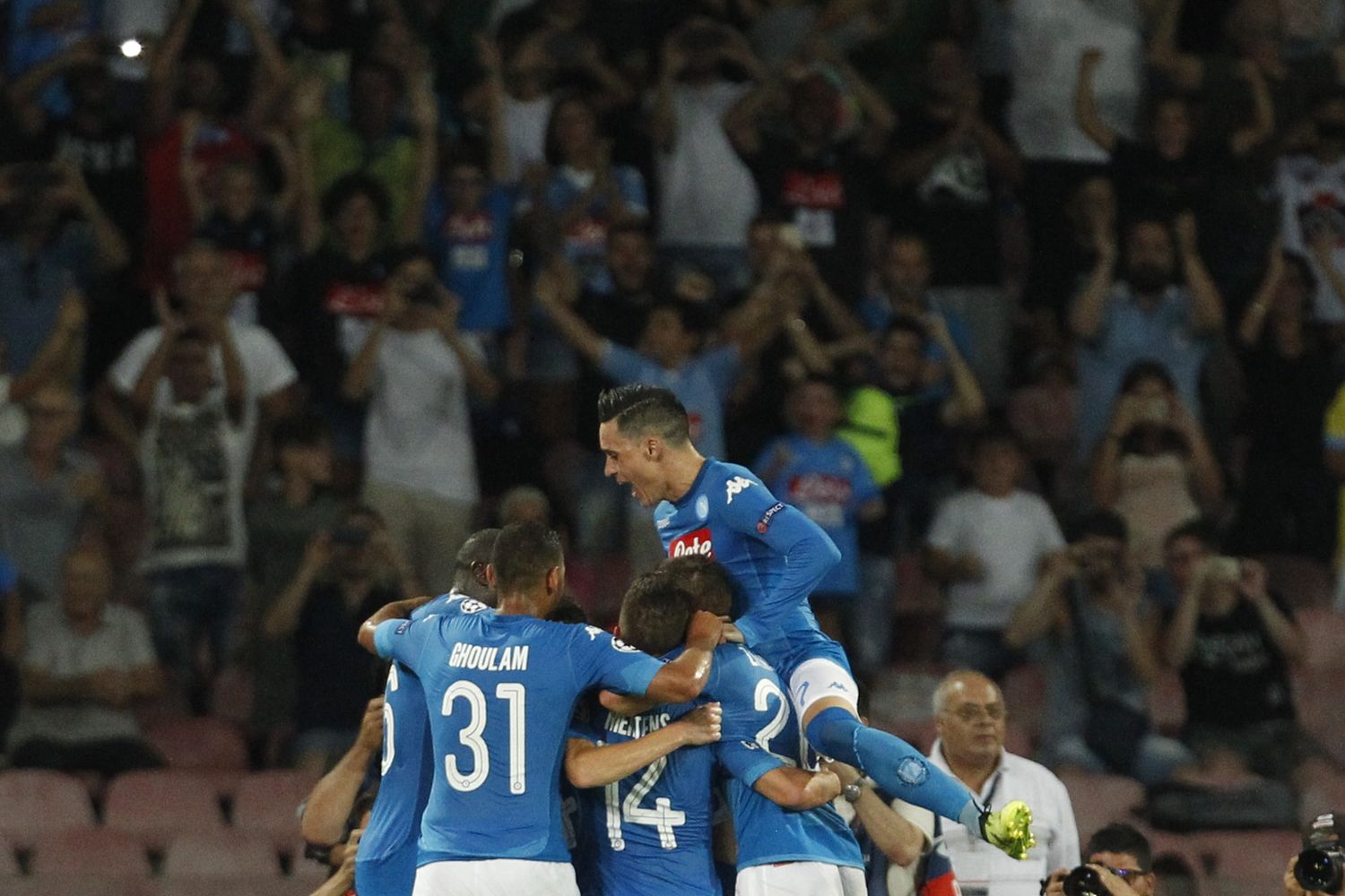 &nbsp;Jorginho esulta con i compagni