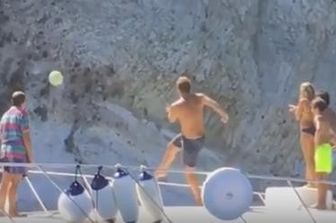 &nbsp;Totti calcia pallone da barca a barca