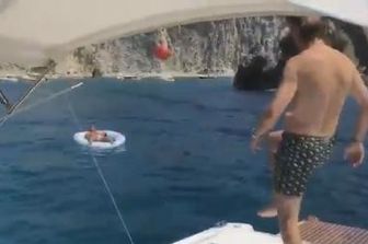 &nbsp;Boniek calcia pallone da barca