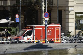 &nbsp;I vigili del fuoco al di fuori di un centro commerciale evacuato dopo che un furgone &egrave; piombato tra l folla, ferendo diverse persone sulla Rambla a Barcellona