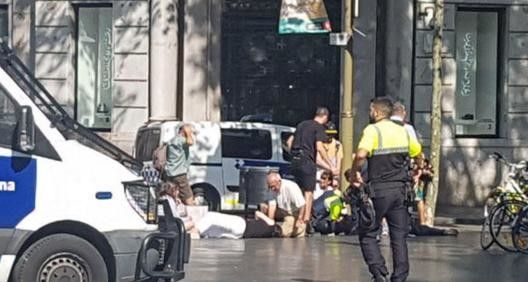 &nbsp; &nbsp;Furgone piombato tra l folla ferendo diverse persone sulla Rambla a Barcellona