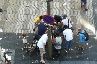 &nbsp; &nbsp;Furgone piombato tra l folla ferendo diverse persone sulla Rambla a Barcellona