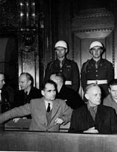 &nbsp;Rudolf Hesse (a sinistra) al processo di Norimberga